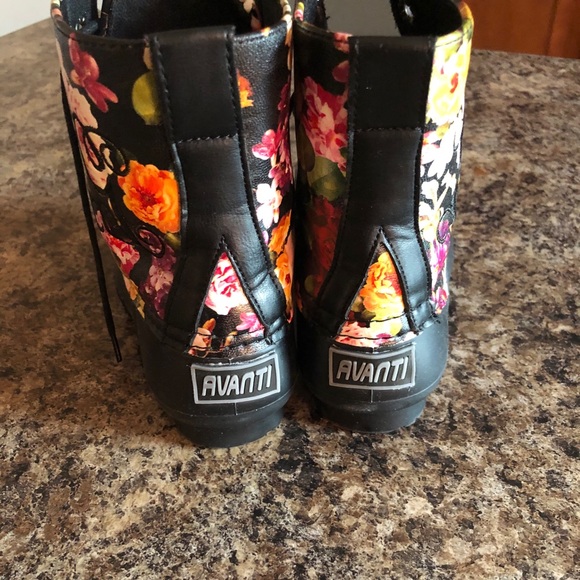 Floral Rain boots w/ (Monogrammed initial “G”) - Picture 4 of 5